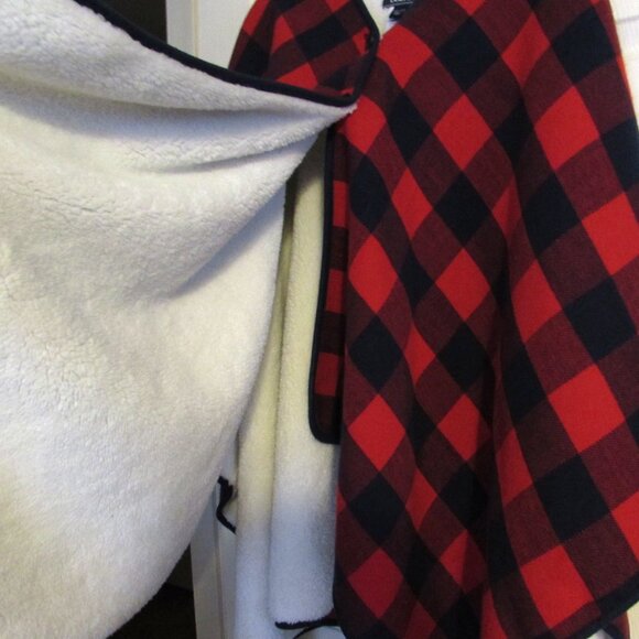 Lands End Buffalo Print Sherpa Fleece Lined Pancho Jacket Red Black One Size - Picture 2 of 5